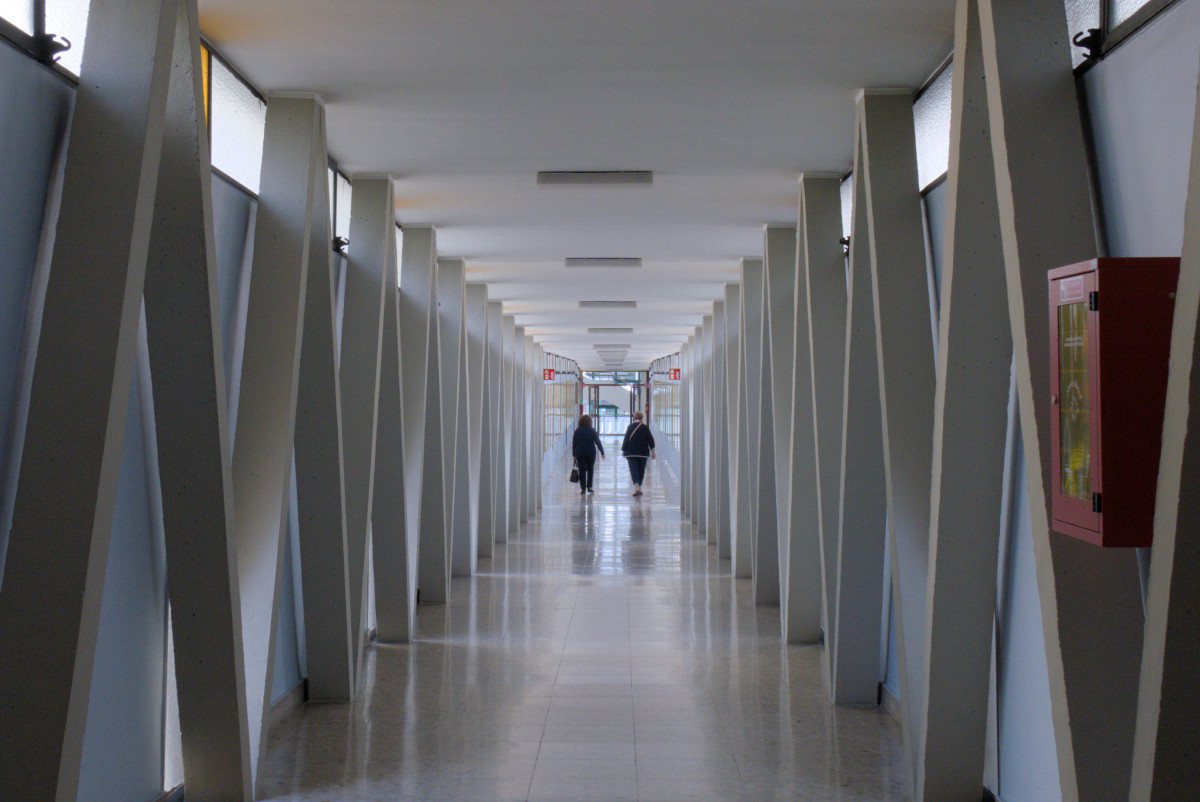 Giulio Brunetta, corridoio di accesso alla cappella del Complesso Clinico Ospedaliero, 1967, via Giustiniani 2, Padova. Fonte: padova-decorata.it